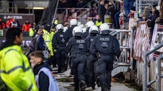 九游体育app官网下载-死忠打伤50警察+主裁十字韧带断裂，法鹰比赛有毒？