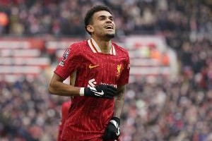 世体：迪亚斯在找合适时机向利物浦提离队，巴萨密切关注