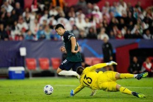 九游官网真人-年轻枪手学会“逆风”赢球，魔鬼客场抢回小组头名